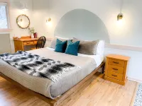 Modern Boho Cabin - Romantic Couples Getaway - Luxury Tub - 5mi from Helen - Chalets