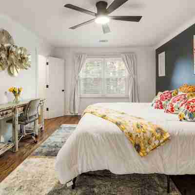 Your Dream Getaway is Only Minutes Away From Historic Roswell! Rooms