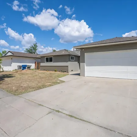 Fresno House | Pool | Fire Pit | Garage | 3/2:Wow!