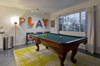 Luxury Private Resort - 1 Block to El Paseo! Sleeps 12! - 4-Star