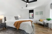 Breezy Chic: Fresh Spring Vibes at The Modern Oak walkable to town! - 무료 와이파이