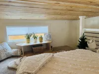 Sunny Treetop Tiny Home! Beautiful Pikes Peak View! - Homestays