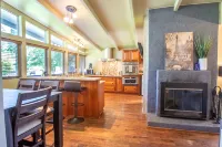 Sparkling Clean Mid Century Modern Home in Ferry Street Bridge Area - Jacuzzi