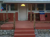 Secluded, shady river front Get-away cabin - Feriehus