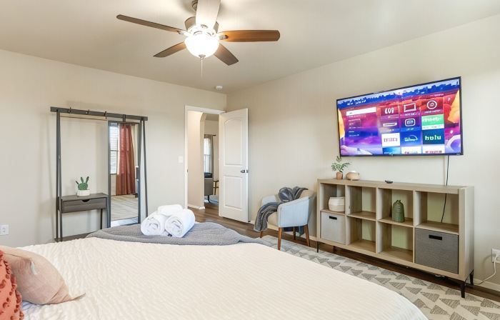 Modern Home Near Rose District: KING Bed, Hot Tub