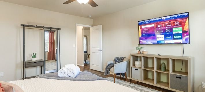 Modern Home Near Rose District: KING Bed, Hot Tub Hotels in Broken Arrow