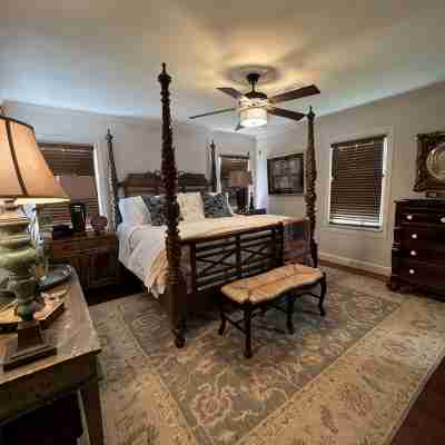 Quirky historic home, fully renovated! Designer interior! Plush linens! Firepit! Rooms