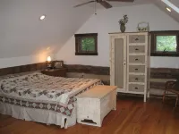 Tavern River Cabin, Historical,  Riverfront, Log, Hottub, Large Stone Fireplace - 4-stjärniga