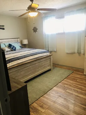 Beautifully Remodeled Waterfront Condo! - Homestays