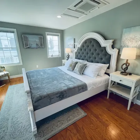 Coastal Cottage - Porch, Grill, Walk to Portsmouth