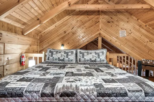 Cozy Cabin w/ 2 King Beds, Fireplace, Hot Tub, Foosball, Arcade and BBQ! - ชาเลต์