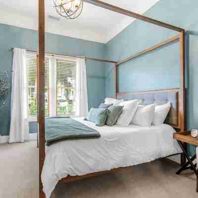 1884 Modernized Home: Fire Pit, Tesla Tech, Near Downtown Rooms
