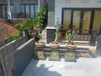 Titi Sedana Homestay Hotels near شاطئ أميد