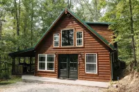 "The Lantern" Woodsy Cabin Experience w/ HotTub - 3-Star