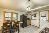 Cozy Rustic 20 minutes to Mt Baker walk to town, hot tub, High Speed Internet - Wifi
