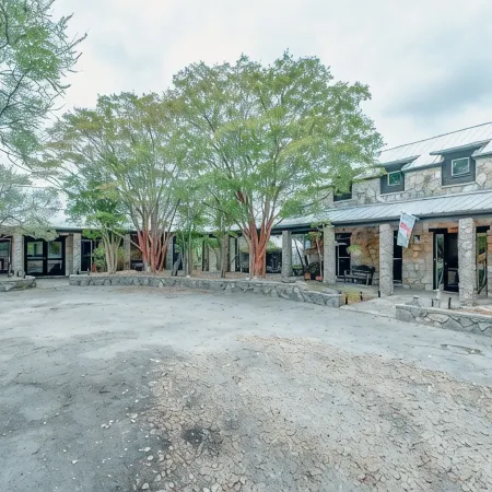 M'Walimu 4 Br w/ Pool, Farm Stay- Flower Farm, Goats, Pigs, Disc Golf!