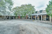 M'Walimu 4 Br w/ Pool, Farm Stay- Flower Farm, Goats, Pigs, Disc Golf! - 4-Star