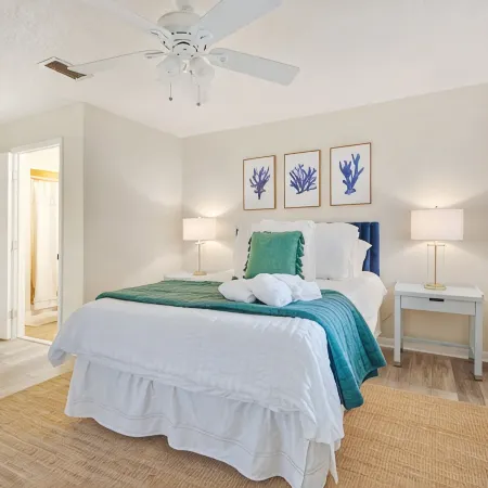 Sleeps up to 8 - Free Parking - Heated Pool - Steps to Beach - Close to Downtown