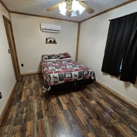 located Just minutes from laurel river lake and holly bay marina.
