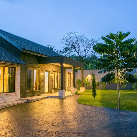 Rabi Residence - Modern Farmhouse sleeps 4
