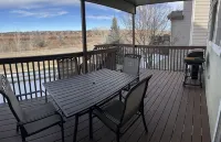 Relax with the whole family. Spacious home. Close to shopping and hiking trails - Bathtub