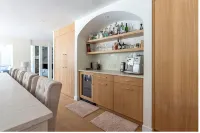 4 Br California Living, Heated Pool 80F, Central AC, Pet, West Bellevue, 30D+ ok - Bungalows