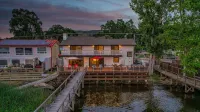Beautiful waterfront Lakehouse w/ stunning sunset views! - Boutique
