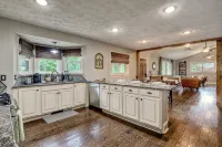 Tranquil Retreat w/ Hot Tub, Large Patio, 2 living rooms - balcony