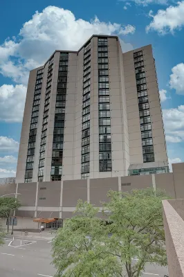 Location, Location, Location HUGE 2000 Sq Ft Condo 17TH Floor Views --- Sleeps 8 - Homestays