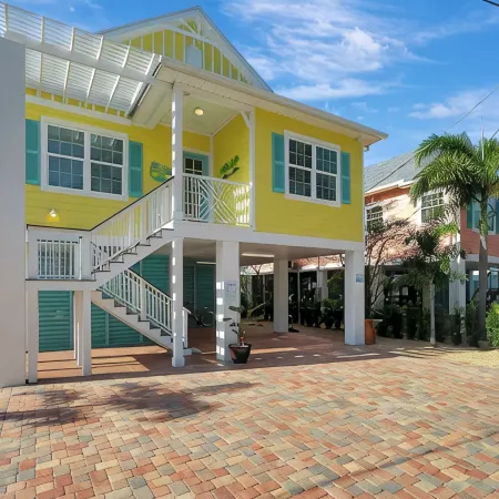 DIRECT WEEKI WACHEE RIVER FRONT! NEW CUSTOMHOME! WELCOME TO RIVER MARGARITAVILLE