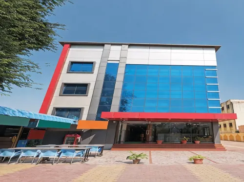 Hotel Sai Laxmi- Walkable Distance from Sai Baba Temple - 2성급