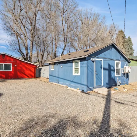 Downtown Big Sky Bungalow w/AC, Fully Fenced Yard, W/D, 2 Smart TVs, Speedy WiFi