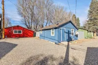 Downtown Big Sky Bungalow w/AC, Fully Fenced Yard, W/D, 2 Smart TVs, Speedy WiFi - บังกะโล