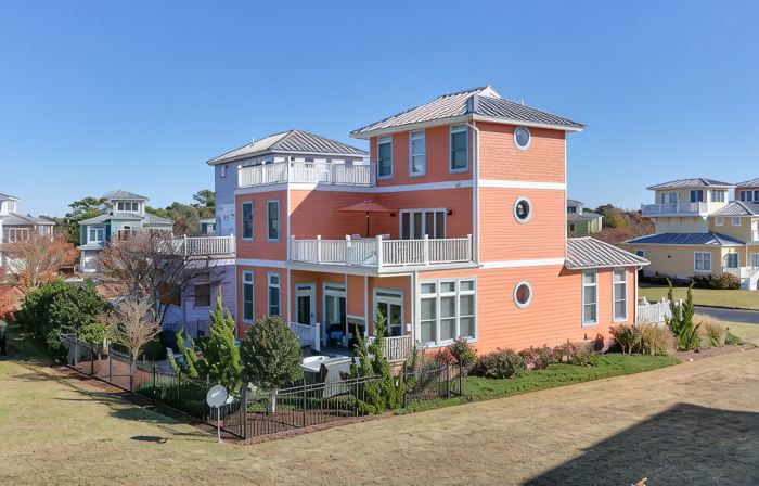 First Floor King Suite, Kids Bunk Room ~ Private Beach & Community Pool Access!