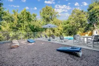 The Grove D with Hot Tub & King Beds - Walk to Main - 5-Sterne