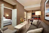 Sheraton Suites Calgary Eau Claire Отели рядом с достопримечательностью «Holt Renfrew»