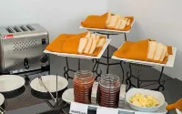 Whiz Prime Hotel Megamas Manado - Frühstück
