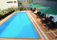 Monty Suites & Golf