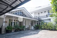 Londres Bed and Breakfast RedPartner Near Gembira Loka Zoo Hotels in Warungboto
