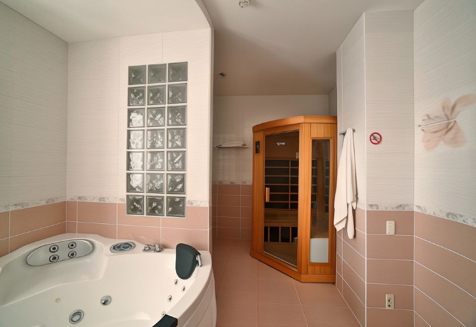 Avia Hotel 외관