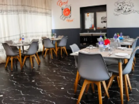 Hotel Aradhana Inn โรงแรมในเยอร์เคาด์