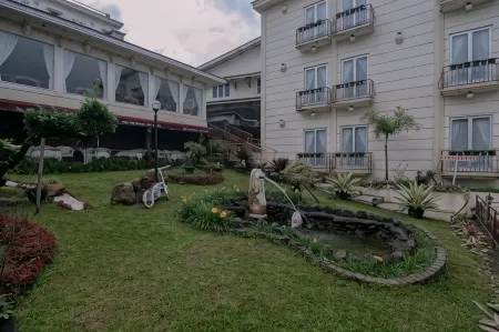 Urbanview Hotel Mon Bel Cibodas by RedDoorz Отели рядом с достопримечательностью «Botanic Garden Cibodas»