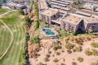 Condo by the Lake! Heated Pool, Walking distance to Lake and Golfing