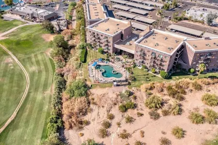 Condo by the Lake! Heated Pool, Walking distance to Lake and Golfing