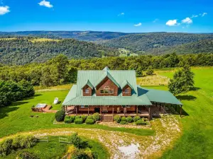 Lodge at Ozk Ranch- Incredible Mountaintop Cabin with Hot Tub and Views