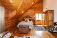 PINEVIEW LAKE LODGE- 6 bed 4.5 bath minutes from Snowbasin Ski Resort.