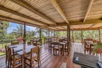 Oasis Bluff Beach Hotels in Bocas del Toro