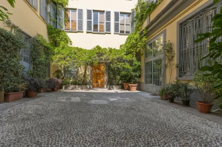 Duomo Smart Suites Отели рядом с достопримечательностью «Castello di Macconago»