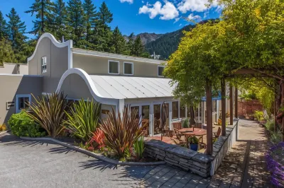 The Central Hotel Queenstown, A Naumi Chapter  호텔