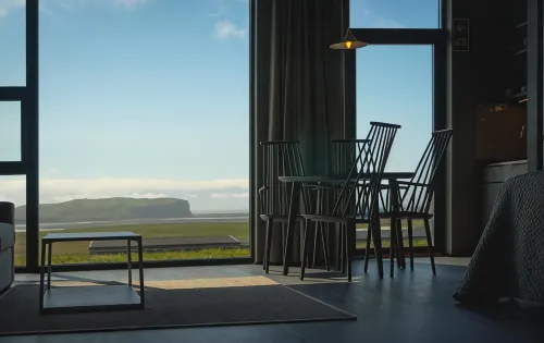 Black Beach Suites - parking